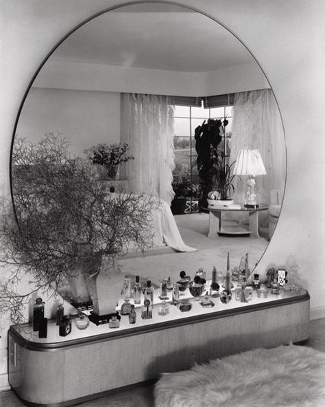 Dream vanity Los Angeles home of Eleanor Penner designed by Paul T. Frankl | circa 1938  #paulfrankl #1930sdesign #1930sarchitecture Interior Art Deco, Arte Art Deco, Art Deco Bathroom, Dekorasi Kamar Tidur, Art Deco Table, 아파트 인테리어, Art Deco Lighting, Deco Furniture, Art Deco Furniture