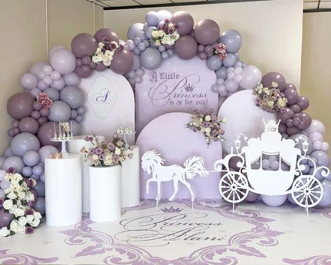 PARTY DECOR | BALLOON DECOR on Instagram: “A little princess is on her way! Close family and friends gathered for a royal welcome 👑 . . #royalbabyshower #royalbaby #girlbabyshower…” Lilac Balloons, Balloons And Flowers, Sprinkles Birthday Party, Royal Baby Showers, Photo Zone, Party Styling, Purple Balloons, Close Family, Garland Arch