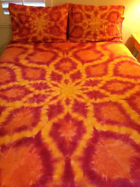 Tie Dyed Sheet Set https://www.etsy.com/shop/Ceezytown Tie Dye Sheets, Tie Dye Bedding, Tie Dye Shibori, Tie Dye Ideas, Tie Dye Crafts, Dye Techniques, How To Tie Dye, Tie Dye Techniques, Shibori Tie Dye