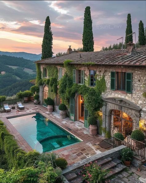 Italy House Aesthetic, Old Money Italy House, Italian House Aesthetic Exterior, House In Italy Italian Villa, Old Money Houses Italy, Italian Mansion Aesthetic Interior, Home In Italy, Dream House Aesthetic, Spanish Home Decor