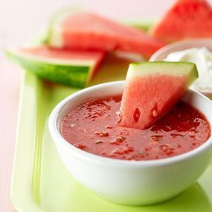 Watermelon Soup with Fresh Mint. Serve this refreshing soup as an appetizer instead of a salad. Watermelon Soup, Fruit Soup, Chilled Soup, Summer Soup, Watermelon Mint, Cold Soup, Watermelon Salad, Summer Side Dishes, Fresh Watermelon