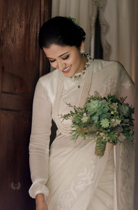 Christian Bridal Look, Malayali Wedding, Lotus Bouquet, Marriage Saree, White Sarees, Glamorous Wedding Makeup, Christian Bridal Saree, Christian Bride, Indian Bridesmaid Dresses