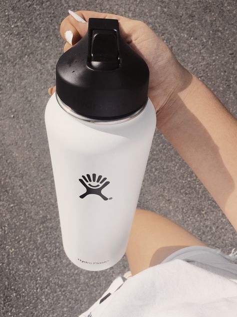 Hydro Flask White Aesthetic, White Hydroflask Aesthetic, White Hydro Flask, Ariana Grande Perfume Set, Hydro Flask Aesthetic, Flask Aesthetic, Hydro Flask Bottle, Band Trip, Hydro Flask Water Bottle