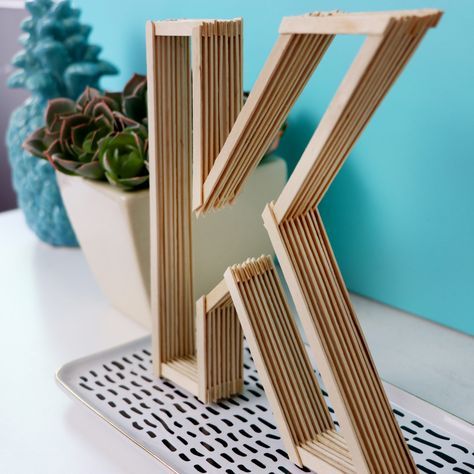 Cute Diy Room Decor Easy Crafts, Diy Popsicle Stick Crafts, Easy Room Decor, Popsicle Crafts, Easy Diy Room Decor, Coffee Stirrers, Seni Dan Kraf, Diy Wall Art Decor, Diy Letters