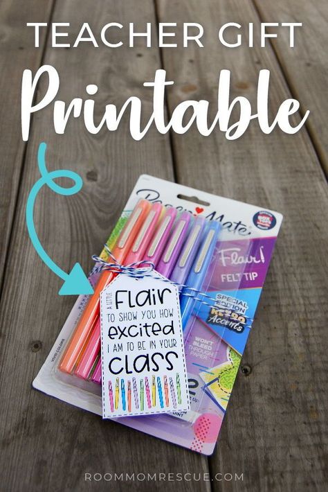 Show up on the 1st day of school with this cute free printable back to school teacher gift tag for Flair pens, a teacher favorite! This DIY teacher gifts is fun, cheap and useful for teachers who love Flair felt tip pins. Create a cute custom tag for whichever gift you choose. Perfect for preschool, kindergarten, first grade and up! Get the printables at roommomrescue.com #backtoschoolteachergifts #easyteachergift #diyteachergiftprintable Teacher Appreciation Flair Pens, Teacher Appreciation Gifts Flair Pens, Pen Teacher Appreciation Free Printable, Flair Pens Teacher Gift, Flair Pen Gift Tag Free Printable, Teacher Flair Pen Gift Tag, Flair Pen Teacher Gift Free Printable, First Day Of School Teacher Gift Ideas, Teacher First Day Of School Gift