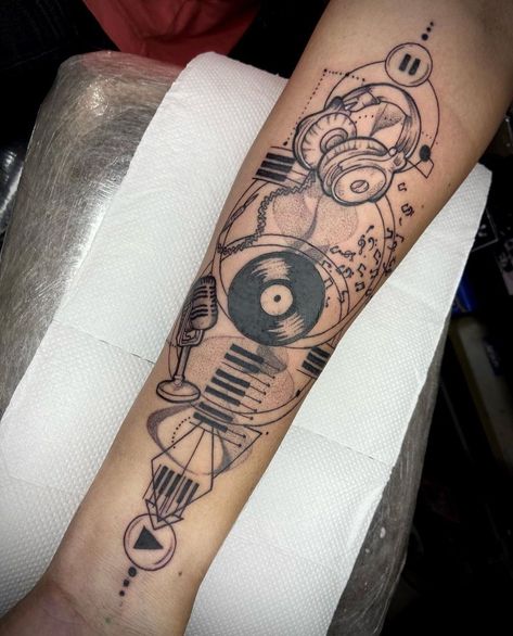 Geometric Tattoo Music, Music Lover Tattoo, Dj Tattoo, Drum Tattoo, Octopus Tattoo Sleeve, Geometric Wolf Tattoo, Trash Polka Tattoo Designs, Music Tattoo Sleeves, Music Notes Tattoo