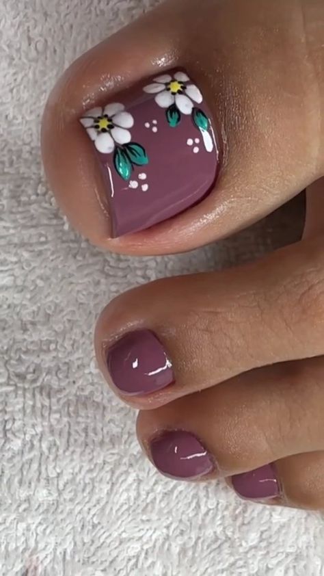 #Uñas Lindas Mary | Uñas de pies decoradas 💅🦶 | Instagram Cute Toes Nails Designs, September Pedicure, Flower Toenails, Simple Toe Nail Art, Feet Nail Art Designs, Nail Designs For Toes, Fall Pedicure Designs, Toe Nails Designs, Pedicure Tradicional