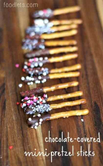 Chocolate Pretzels Sticks, Chocolate Covered Pretzel Sticks, Christmas Diy Food, Diy Christmas Treats, Christmas Pretzels, Portion Size, Chocolate Covered Pretzel Rods, Mini Pretzels, Pretzel Dip