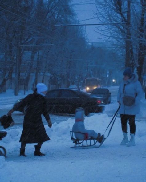 Old Christmas Photos, Aesthetic Christmas Decorations, Childhood Aesthetic, Soviet Christmas, Christmas In Europe, Russian Winter, Feeling Nostalgic, European Aesthetic, Europe Aesthetic