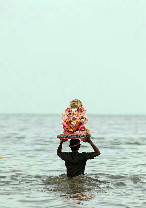 Men Immersed Ganesha into sea the occasion of Ganesh Chaturthi Festival, Mumbai Ganesh Chaturthi Visarjan, Ganesh Pictures, Ganesh Chaturthi Festival, Snap Stories, Ganpati Bappa Photo, Ganpati Festival, Holi Photo, Dark Landscape, Editing Photos