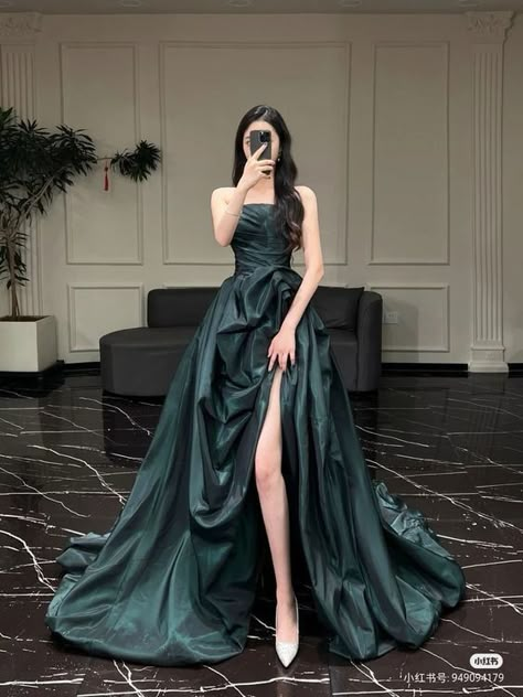 Dramatic Elegant Style, Satin Dresses Casual, 50 Aesthetic, Glitch In The Matrix, A Line Prom Dress, Gowns Dresses Elegant, Dress Graduation, Tulle Skirts, 파티 드레스