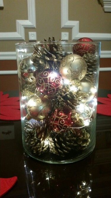 Pinecone Vase Centerpiece, Christmas Balls In Glass Vase, Christmas Ball Centerpieces, Glass Vase Christmas Decor, Pallet Christmas Trees, Gala Decor, Pinecone Centerpiece, Xmas Balls, Christmas Decorations Centerpiece