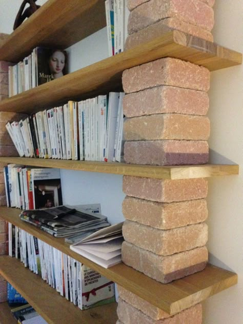 Une bibliothèque sur mesure à réaliser soi-même - Home and Office Design Brick Shelves, Home Design Diy, Bookshelf Design, Bookshelves Diy, Hallway Ideas Entrance Narrow, Diy Shelves, Home Library, Book Shelf, Home Deco