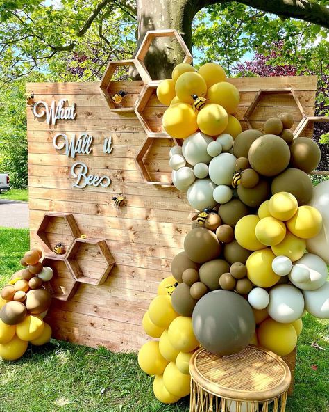 Lemon Caramel, Bee Party Decorations, Bee Balloon, Décoration Baby Shower, Baby Shower Balloon Decorations, Bee Gender Reveal, Bee Party, Outdoor Party Decorations, Garland Arch