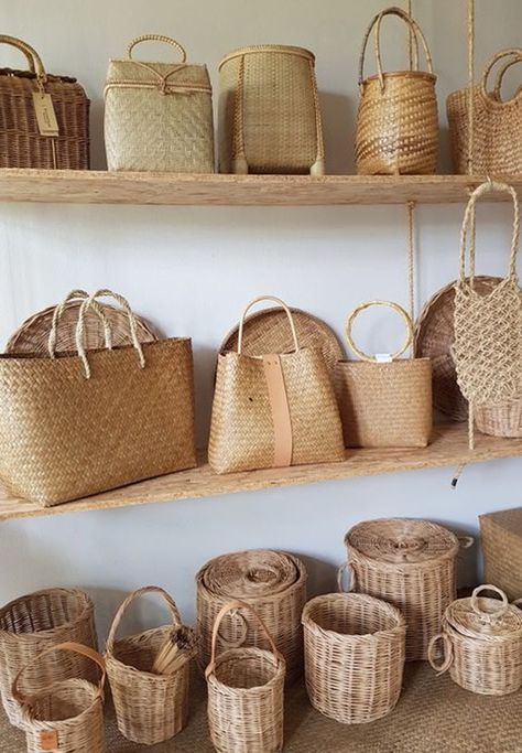 Wicker Basket Ideas, Wicker Crafts, Anyaman Bambu, Rattan Baskets, Basket Bags, Bamboo Decor, Natural Baskets, Jute Basket, Bamboo Crafts