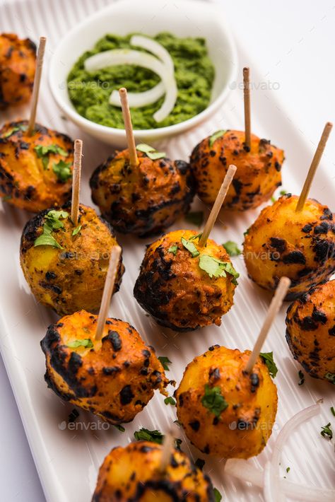 Indian Food Presentation Ideas At Home, Birthday Party Snacks Indian, Indian Party Starters, Indian Starters Recipes, Indian Food Serving Ideas Creative, Indian Food Serving Ideas, Indian Canapes Ideas, Mehendi Food Ideas, Indian Finger Food Parties