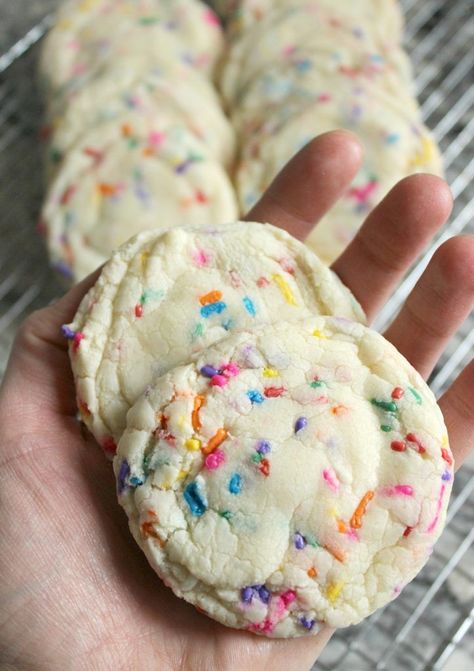 Funfetti Cake Mix Cookies. There’s no need for an excuse to celebrate when it involves Funfetti Cake Mix Cookies! They take an ordinary day and make it extraordinary! #funfetti #funfetticookies #cookierecipes #cakemixcookies #sprinkles Funfetti Cake Mix Cookies, Funfetti Cookies, Funfetti Cake Mix, Cookies And Cream Cake, Cake Mix Cookie Recipes, Easy Cheesecake Recipes, Chocolate Cookie Recipes, Funfetti Cake, Cake Mix Recipes