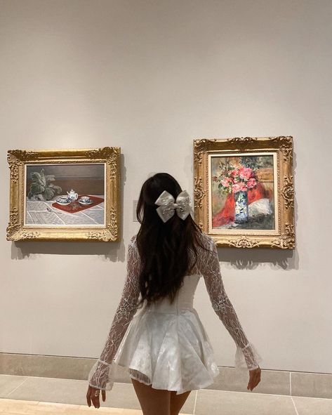 Museum Outfit, Foto Poses, Classy Aesthetic, Feminine Aesthetic, Old Money Aesthetic, How To Pose, Rich Girl, Insta Photo Ideas, الرسومات اللطيفة