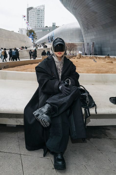 Balenciaga Outfit, Balenciaga Coat, Seoul Street, Korean Street Fashion Men, Dystopian Fashion, Shanghai Fashion Week, Minimalist Street Style, Street Style Photos, Street Snap