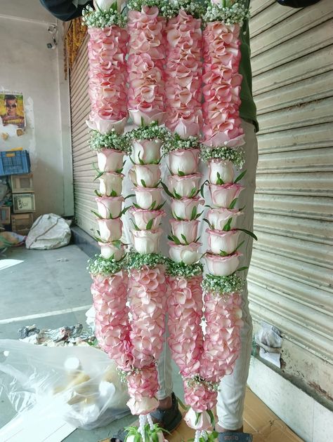 Nagpur Wedding Mala Rose, Varmala Designs, Flower Mala, Rose Garland Wedding, Wedding Mala, Hawaiian Costume, Flower Garland Diy, Garland Making, Indian Wedding Garland