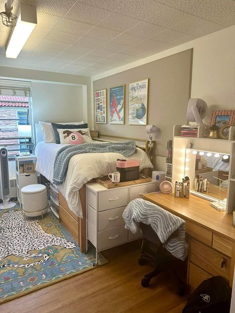 Pink White Decor, Aesthetic Dorm Room Ideas, Single Dorm Room, Dorm Room Setup, Pretty Dorm Room, Luxury Dorm Room, Cozy Setup, College Dorm Inspo, Dorm Room Layouts