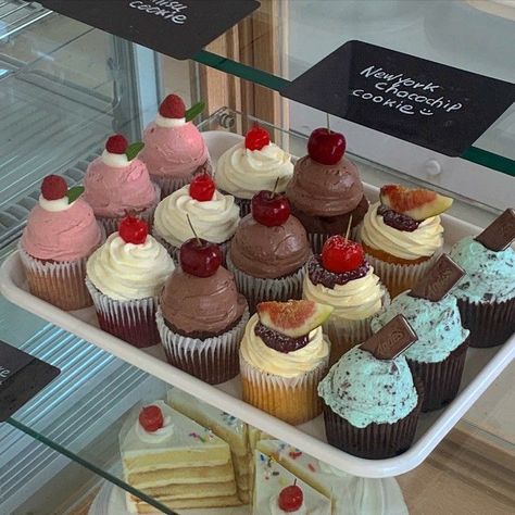 #cupcakes #cute Pastel Cupcakes, Cute Baking, Pretty Dessert, The Bakery, Think Food, Bakery Cafe, Cute Desserts, Food Obsession, Cafe Food