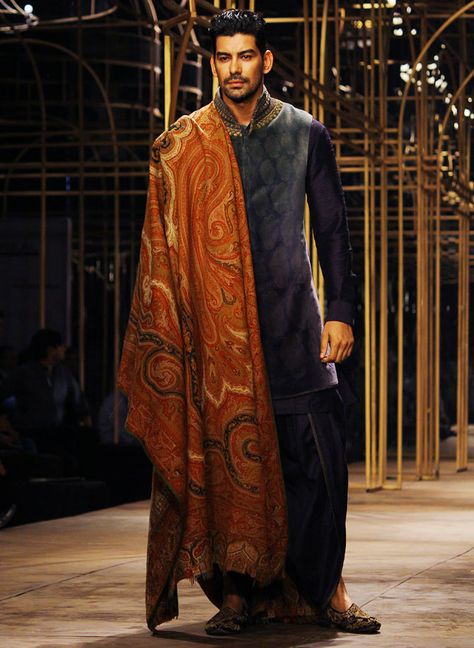 My favourite look from Tarun Tahiliani's India Bridal Week 2013. Something about that shawl/chadar Casual Outfits Indian, Mens Shawl, भारतीय इतिहास, Groom Dress Men, Indian Groom Wear, Wedding Dresses Men Indian, Mens Sherwani, Outfits Indian, Indian Men