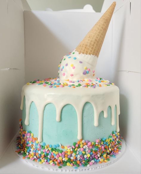 Ice Cream Donut Cake, Ice Cream Drip Cake, Donut Unicorn, Ice Cream Birthday Party Theme, Sundae Party, Sweet Birthday Cake, Scream 4, Ice Cream Party Theme, Ice Cream Cone Cake