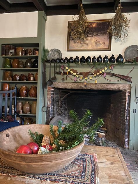 Colonial Home Decor, Rustic Colonial, Winter Decorating, Colonial Home, Primitive Colonial, House Makeover, Primitive Homes, Colonial Christmas, Colonial Decor