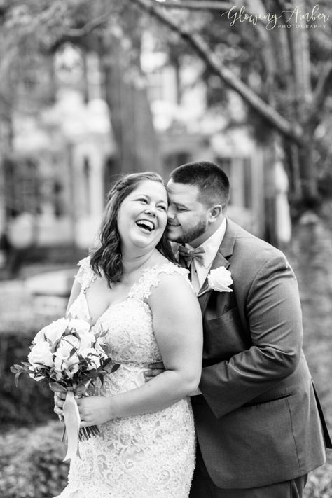 Bigger Bride And Groom Poses, Plus Size Bride And Groom Poses, Wedding Poses For Bigger Couples, Head To Head Couple Pose, Wedding Photography Plus Size Bride, Plus Size Wedding Pictures, Plus Size Wedding Poses, Plus Size Bride And Groom, Plus Size Wedding Photos