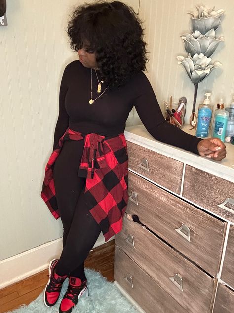 Red And Black Plaid Jacket Outfit, Bred Jordan 1 Outfit Women, Black And White Dunks Outfit Fall, Black Red Jordan 1 Outfit Women, Jordan 1 Outfit Ideas Women, Red Black White Jordan 1 Outfits, Outfits With Dunks Black Women, Red And Black Casual Outfit Ideas, Style Jordan 1 Women Outfit