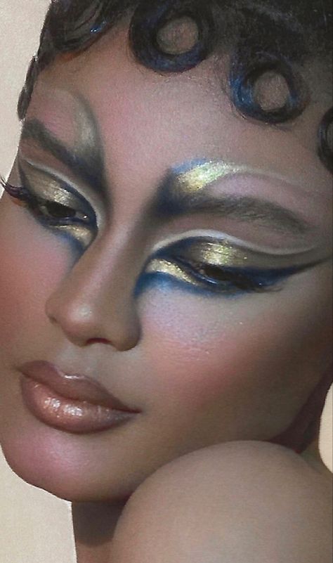 Alien Makeup Pretty, Extreme Eyeliner, Senior Makeup, Versace Makeup, Eyeshadow Art, Unconventional Makeup, Drag Hair, Matte Make Up, Drag Ideas