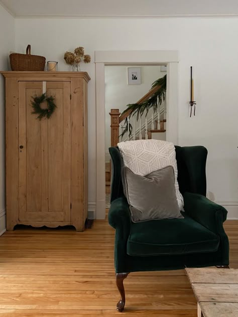 1906 Farmhouse, Shaker Interior Design, Shaker Living Room, Wood Living Room Furniture, Rectangular Glass Coffee Table, Minimalist Cottage, Family Farmhouse, Simple Cottage, Wood Living Room