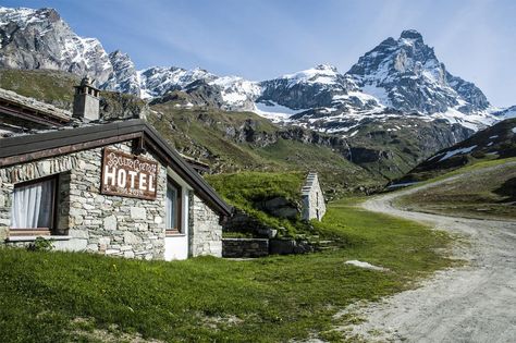 Breuil Cervinia Italy, Cervinia Italy, Matterhorn Mountain, Italy Culture, Italy Beaches, Family Ski Trip, Ski Slope, The Matterhorn, Explore Italy