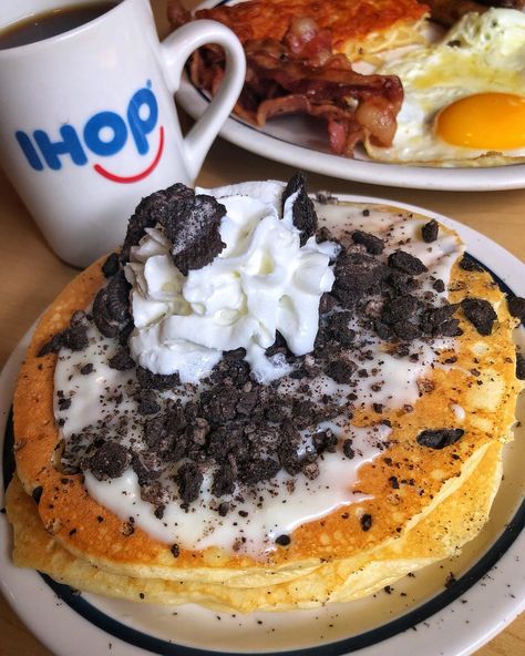 Joe | LA/OC | Food + Travel on Instagram: “@ihop is my guilty pleasure in the mornings when I’m craving pancakes! 🥞 Not going to lie though, I can drink like 6 cups of their coffee!…” Ihop Food, Ihop Breakfast, American Fast Food, Best Pancake Recipe, America Food, Usa Food, La Food, Food Babe, Can Drink