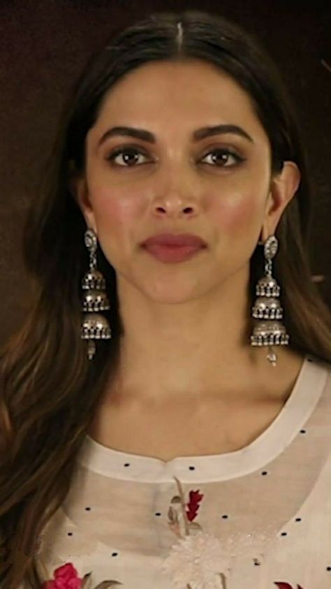 Deepika Padukone Style, Estilo Hippie, Silver Jewellery Indian, Salwar Kamiz, Sterling Necklaces, Jewelry Design Earrings, India Jewelry, Silver Jewels, Jhumka Earrings