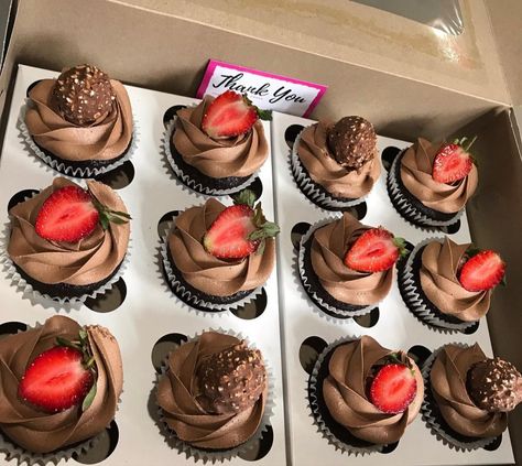 Chocolate Covered Strawberry Cupcakes, Chocolate Strawberry Cupcakes, Cupcake Business, Business Folder, Elegant Desserts, Creative Birthday Cakes, Creative Birthday, Strawberry Cupcakes, Awesome Cakes