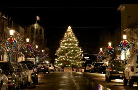 12 old-fashioned Christmas towns you should visit - AOL Lifestyle Christmas Town Tree, Christmas Sketches, Georgia Christmas, Christmas Novel, Small Town Christmas, Winter Drawing, Christmas Towns, Christmas Primitive Crafts, Visit Georgia