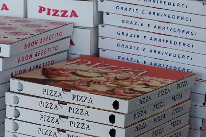 Fast food contains many ingredients that compromise health, but did you know these convenience meals also come with an extra serving of endocrine-disrupting chemicals? According to recent research, people who eat drive-through hamburgers and take-out pizzas have higher levels of phthalates in their urine. Tanzania Food, Payment Proof, Shaggy Rogers, Pizza Delivery Guy, Jonathan Byers, Pizza Calzone, Lions Club, Pizza Day, Papa Johns