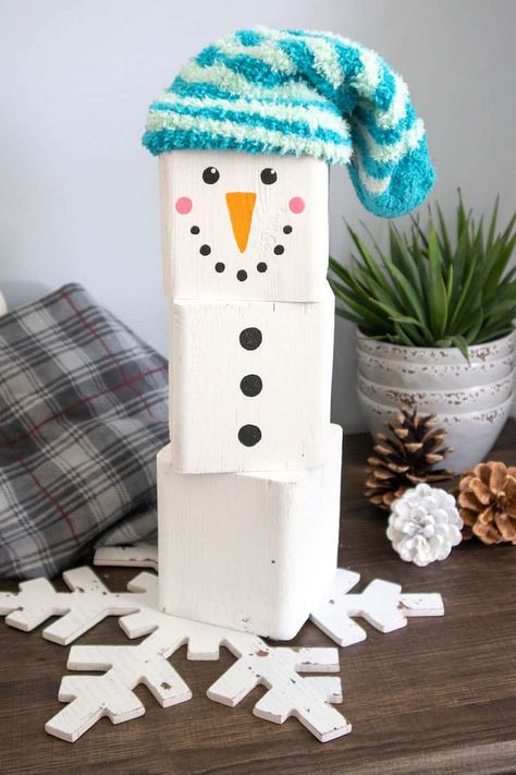 This reversible DIY wooden snowman is super cute! All you need for the winter decoration is a 4X4 piece of wood and some supplies. Use a Cricut to make vinyl words for the back and you have two different holiday decor ideas in one easy craft! #cricut #snowman Wood Snowman Crafts, Snowman Cricut, Diy Wood Snowman, Wood Block Snowman, Block Snowman, Diy Snowman Decorations, Easy Winter Crafts, Reversible Blocks, Christmas Countdown Diy