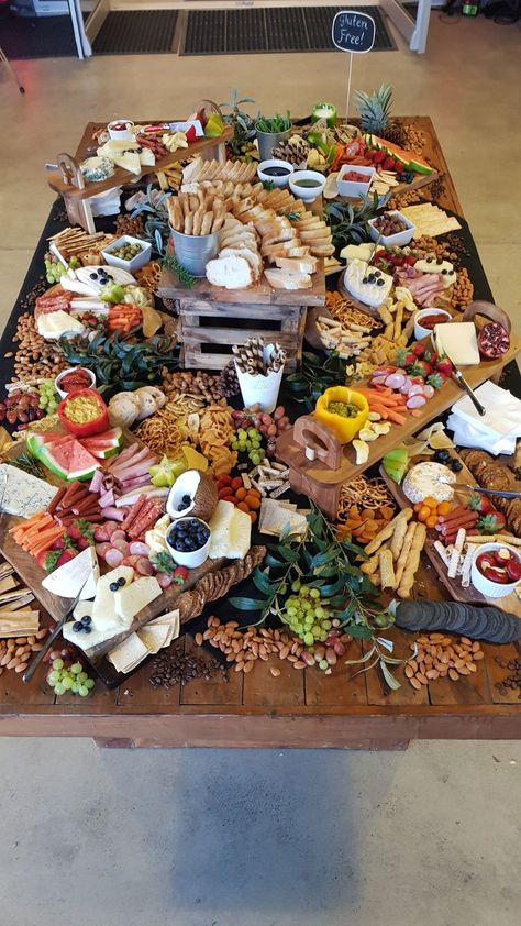 Christmas Grazing Table, Grazing Table Ideas, Party Food Buffet, Charcuterie Inspiration, Grazing Table, Charcuterie Platter, Cheese Party, Snack Board, Party Food Platters