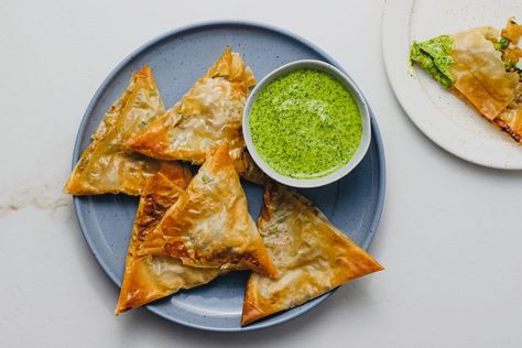 Vegetarian Samosas, Beef Samosa Recipe, Meat Samosa, Veg Samosa, Baked Samosa, Indian Vegetarian Dishes, Samosa Recipe, Dish Ideas, Veggie Meals