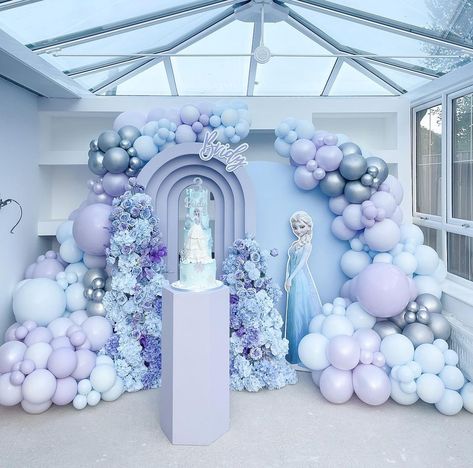 FROZEN theme for a 3rd birthday💜❄️ Message us to book your bespoke set up - LIMITED AVAILABILITY! #frozentheme #southampton #balloons… | Instagram Frozen Themed Balloon Garland, Elsa Birthday Theme Ideas, Elsa Birthday Party Decorations Frozen Theme, Cinderella Balloon Decorations, Elsa Themed Birthday Party Decoration, Elsa Decorations Frozen Theme, Frozen Themed Birthday Party Decoration, Frozen Decoration Ideas, Frozen Birthday Backdrop