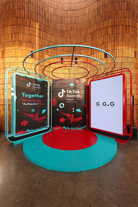 Tiktok Booth Design, Museum Display Design, Creative Booth Design Exhibition Stands, Exbition Design, Exhibition Booth Design Ideas Creative, Exhibition Design Ideas, Creative Booth Design, Activation Booth, Booth Design Ideas