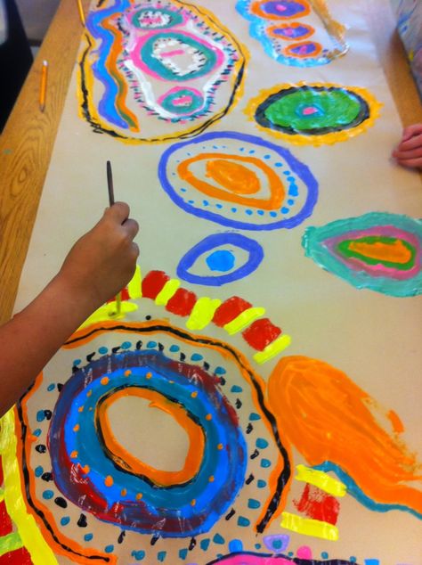 Circle Time Games & Activities: Collaborative Concentric Circle Painting.  #MostRepinned #KCC Therapy Prompts, Preschool Circle Time Activities, Ambient Art, Studio Painting, No Judgement, Circle Time Activities, Preschool Circle Time, Collaborative Art Projects, Art Therapy Projects