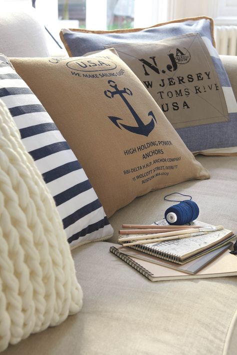 BritishStyleUK: Marine inspired living room Decor Marin, Styl Hampton, Hamptons Decor, Deco Marine, Nautical Living Room, Coastal Decorating Living Room, Farmhouse Throw Pillow, Faux Fur Pillow, Coastal Living Rooms