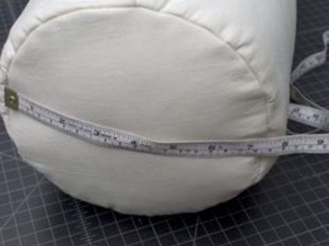 Measure the diameter. Cylinder Pillow, Diy Yoga, Creative Pillows, Bolster Pillows, Roll Pillow, Bolster Covers, Bolster Cushions, Sewing Pillows, Round Pillow