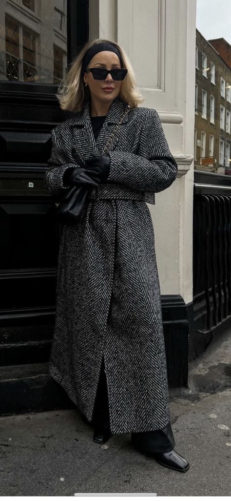 Long Check Coat Outfit, Long Tweed Coat Outfit, Herringbone Coat Outfit, Tweed Coat Outfit, London Fits, Peacoat Outfit, Long Tweed Coat, Winter Coat Outfits, Herringbone Coat