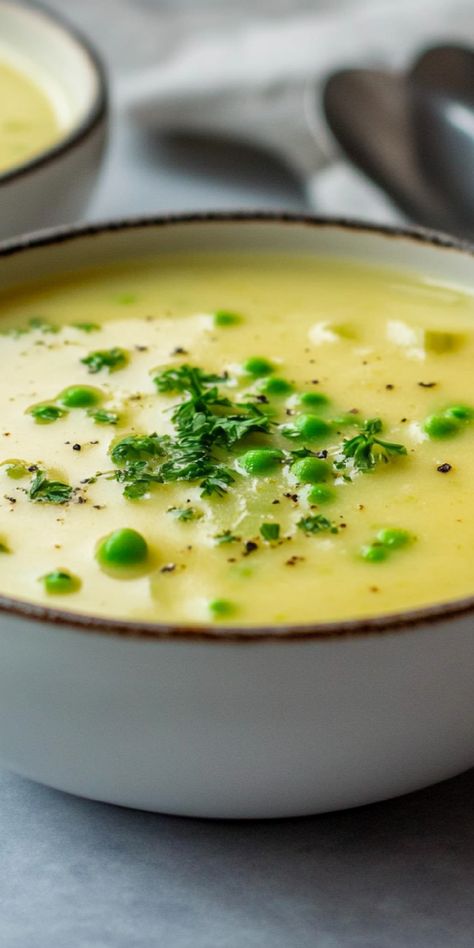 This simple Potato Leek Soup recipe uses just a few ingredients but delivers big flavor! Creamy, smooth, and perfect with fresh chives on top. Leeks And Potatoes Recipe, Leek And Potato Recipes, Potato Leek Soup Recipe, Celeriac Soup, Leeks Soup Recipes, Leek Recipes, Creamed Leeks, Potato Leek, Potato Leek Soup