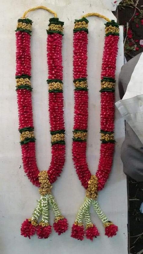 Red Garland Indian Wedding, Wedding Garlands South Indian, Rose Petals Garland, Petals Garland, Om Muruga, Stage Decoration Photos, Wedding Car Deco, Indian Wedding Garland, Indian Wedding Flowers